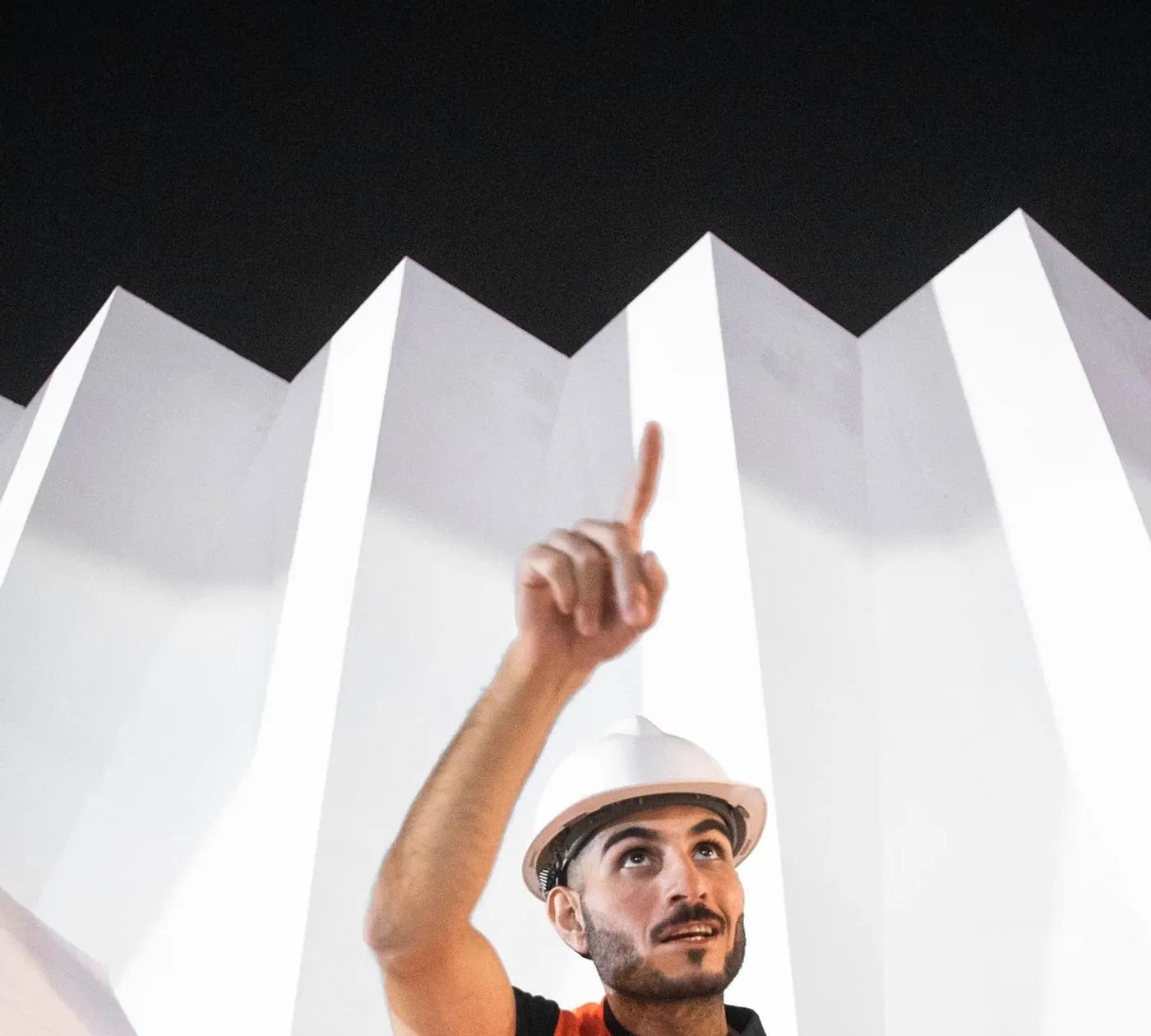 مهندس يراجع مخططات البناء